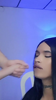 Fata transsexuală are fața acoperită de lapte și la fel și băiatul