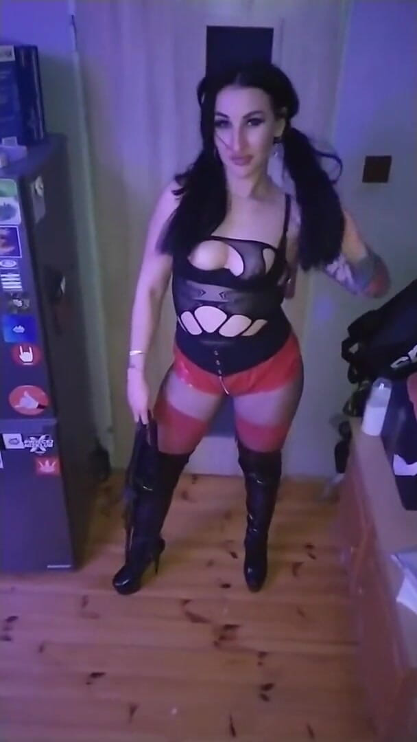 KatrixandCaliforniaLatex: Mistress Katrix ass worship posing