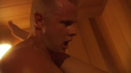 Une brune excitée se fait baiser dans un sauna