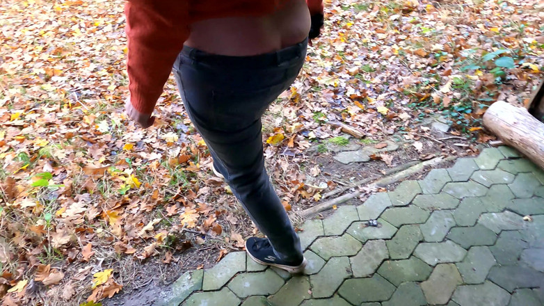 Bouncy Tits Action: Ta av dig byxorna - straffa hennes fitta med grangren