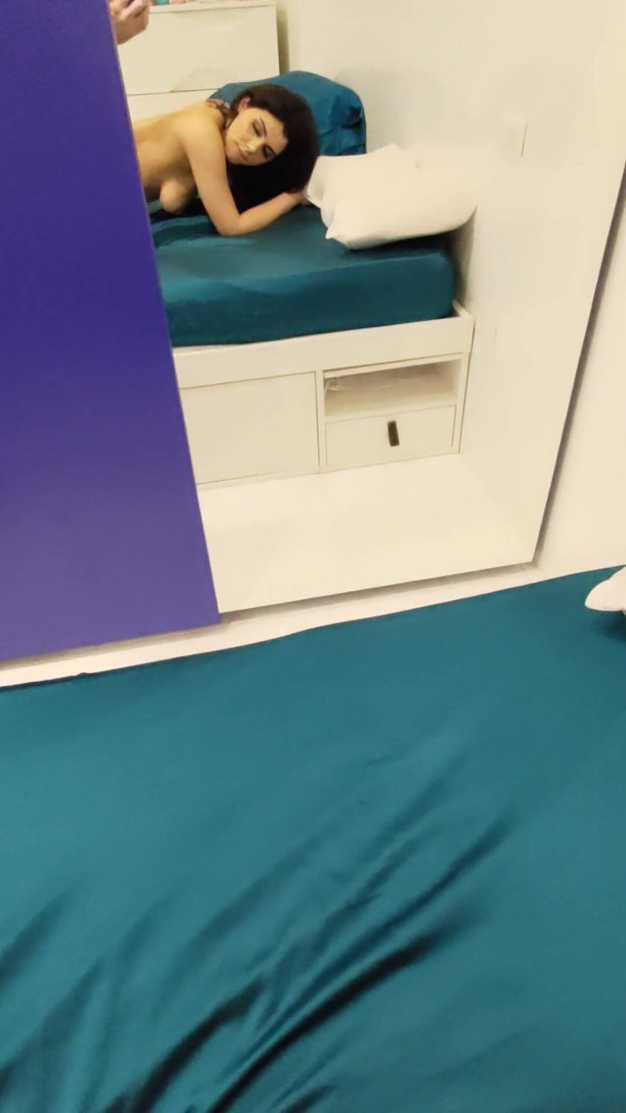 Valentina Nappi: Valentina nappi si è svegliata arrapata, brama un cazzo