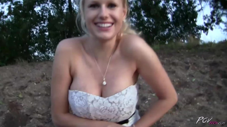 Czech Pornzone: นมใหญ่ milf เช็ก ฉี่และเย็ด outdoor
