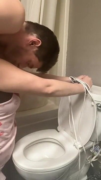 Atada Al Baño