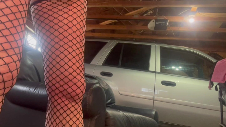 WhisperBay: Baise sur le canapé dans un garage, la chatte d’une...