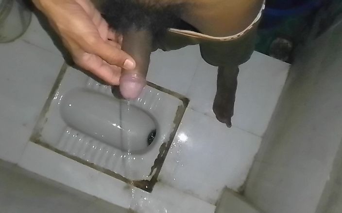 Chet: पेशाब बाथरूम काला बड़ा लंड भारतीय आदमी