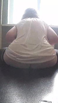 Esposa madura con tetas grandes fuera de pantalla. Tetas caídas.