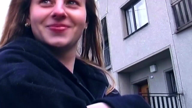 German bitch hunter: Blondýnka strčí skleněný robertek hluboko do mokré kundičky