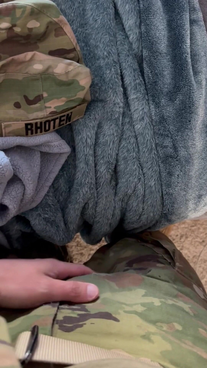 Gay Soldier Stuff: Leger verharder beukt in een latex poesje terwijl ze volledig...