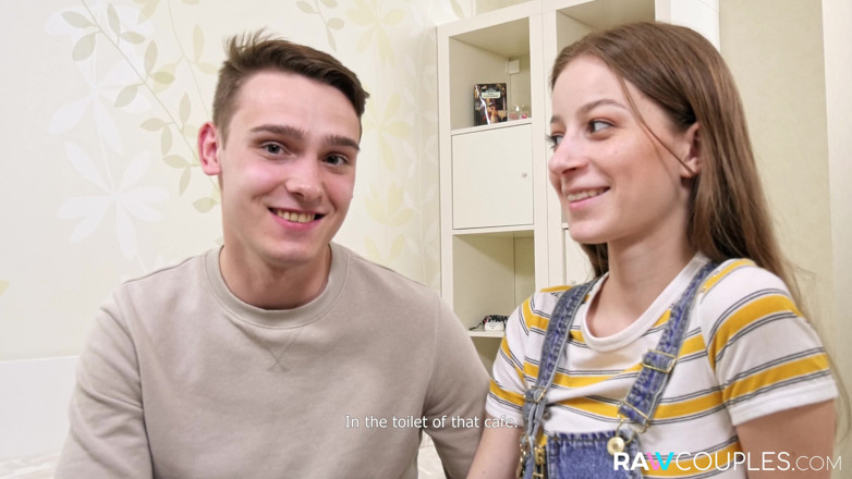 Teen Mega World: Un tip hrănește gagica minionă cu spermă