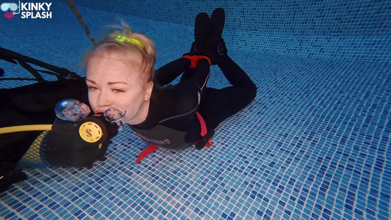 UKCuteGirl Lucy Lauren: Svázaná a dech: Podvodní potápění Škádlení