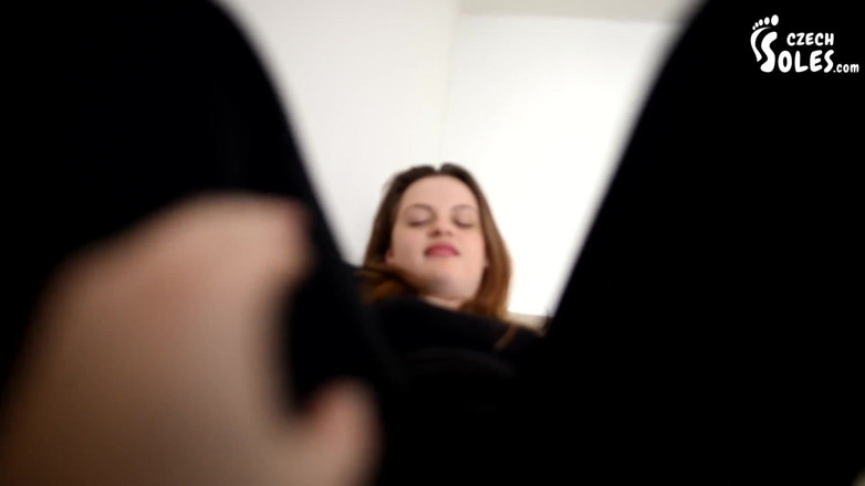 Czech Soles - foot fetish content: Pés nus em tênis depois do treino