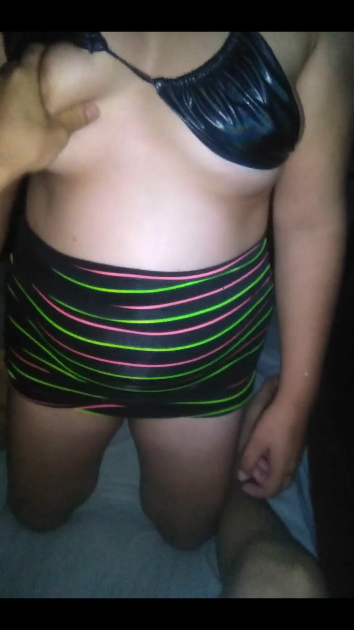 Fitcure1: Aku lagi asik fingering memek pacarku dengan bikini dan rok...