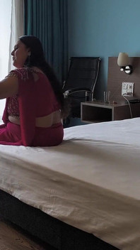 bhaartiy hot chodne laayak mammi bistar par dogi pojishan chodti hai