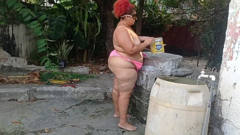 Gordita Culo Rico: Моя шлюха-мачеха принимает душ во внутреннем дворе
