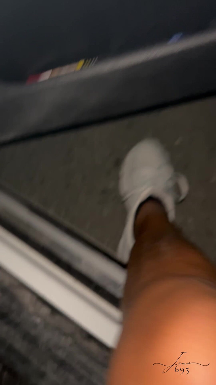 June695: ゴールデンシャワー・オン・ア・ストリート