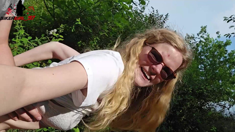 Bikergirl_97: Follada cachonda al aire libre en el campo con enorme...