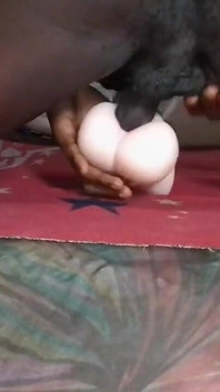 Saya mengongkek mainan silikon saya gaya creampie buatan sendiri