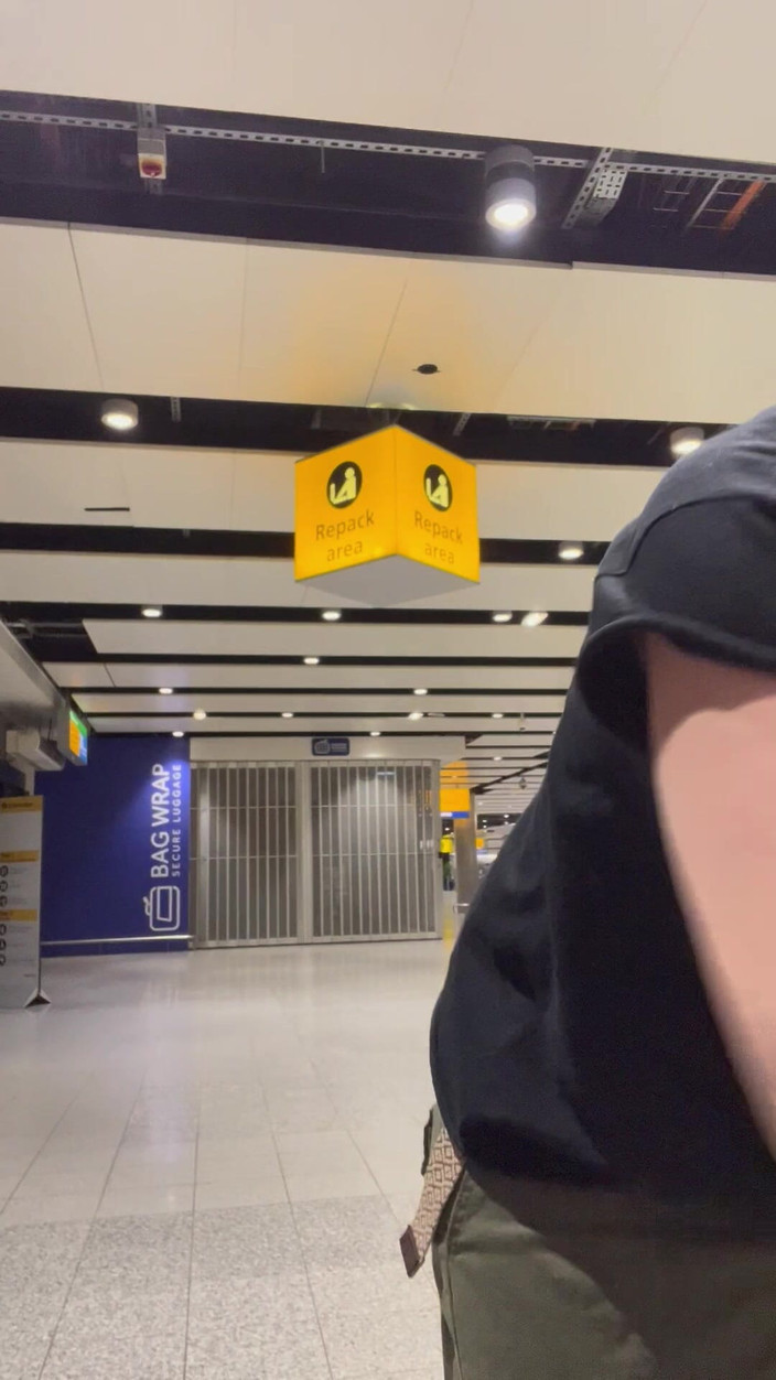 MistressWriggler: Seins Nus À L’aéroport