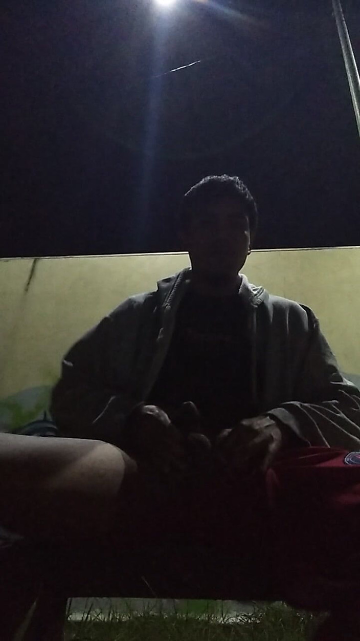 AlexAlejandro13: Чоловік без теплої сорочки в парку з єдиним светром на теплі
