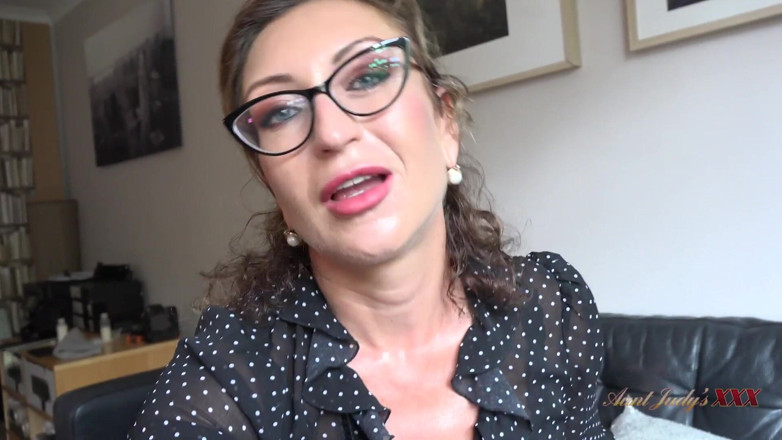 Aunt Judy's XXX: Ateşli orta yaşlı seksi patronun Julia North düşük iş performansın...