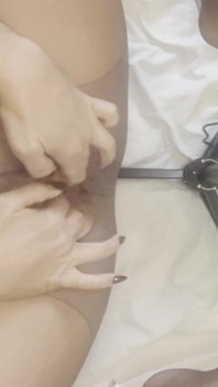 Bas nylon déchirés et écartement de grosse chatte