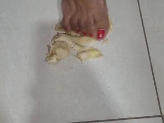 Jessy feet: Топтання банана