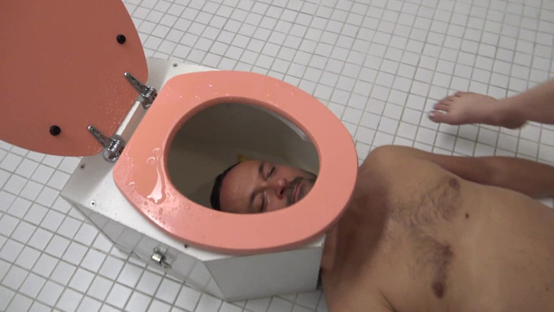 Femdom Austria: Angepisst und in der Toilettenbox gemolken!
