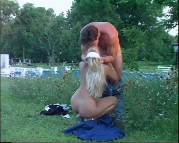 Old Good Porn: Tukang kebun cabul mengusulkan pembantu rambut pirang ngentot di rumput...