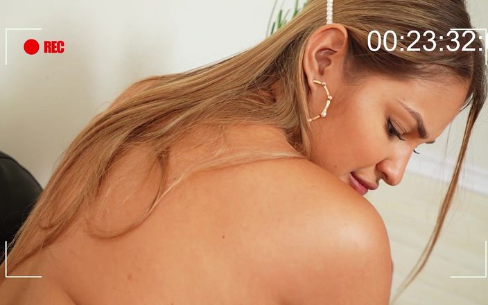 Doghouse Digital: キャスティングPOV 2シーン1痴女ビュー