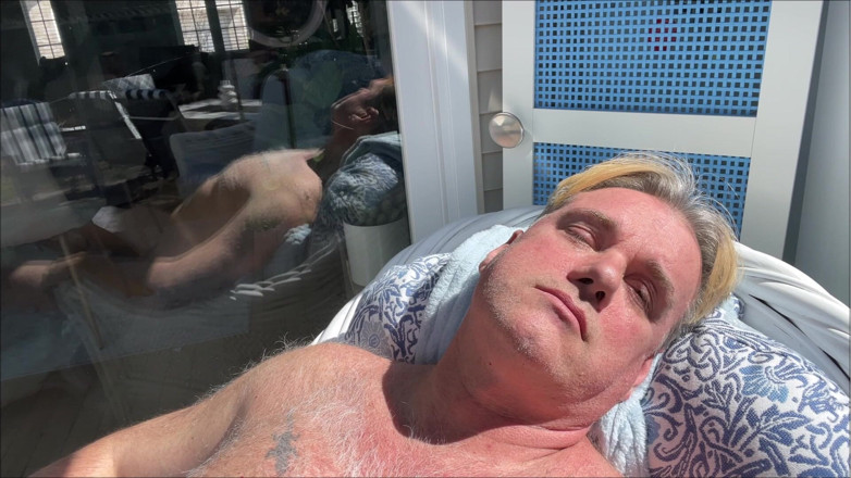 Dom Rod: Padrastro oso desnudo tomando el sol en la terraza 1