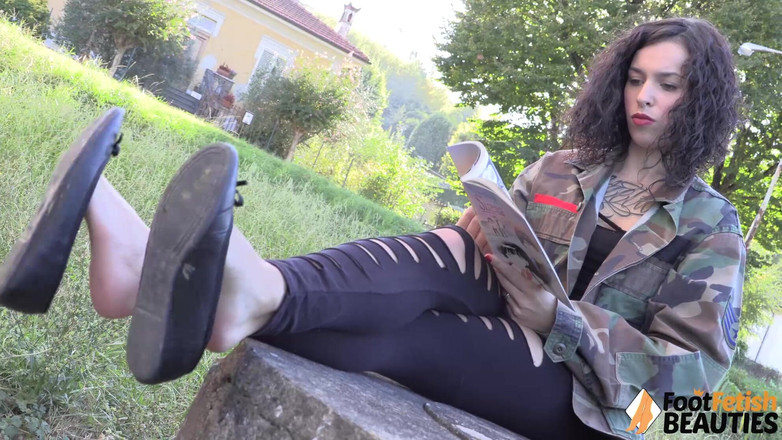 Foot Fetish HD: Sexy kotě Dollyc předvádí své nohy na kamenné studně