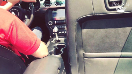 Goddess Misha Goldy: Piedi provocanti in mustang cabriolet