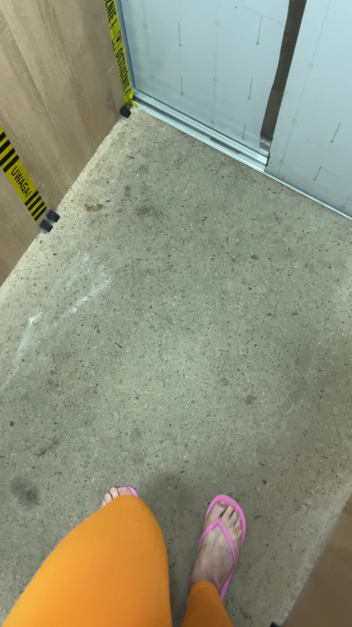 Feet: Pembe parmak arası terliklerle yürümeyi severim