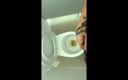 Idmir Sugary: Татуированная твинк писает в водостойном туалете, наполненном писсингом