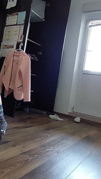 Amateur-ehefrau Hat Spaß, Kleider Anprobieren Und Zu Schneiden.