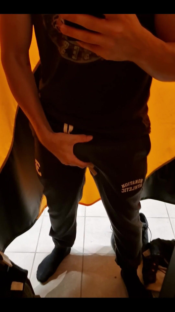Awesome A: 我今天试了一些运动服装。用我的玩具步行突击队