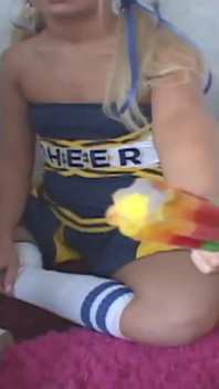 セクシーなチアリーダーはアイスクリームを探して、それらをファックする熱心なコックを見つける