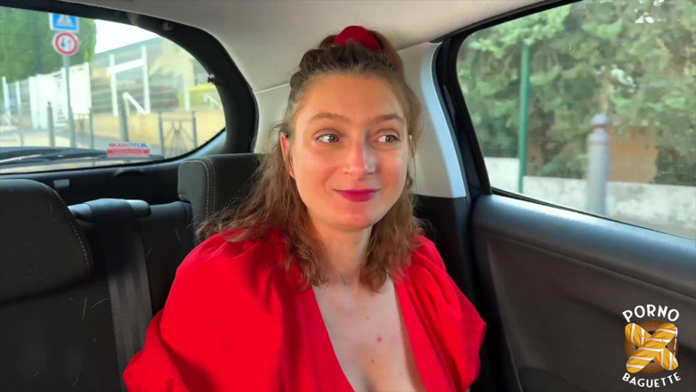 Porno Baguette: Charlotte, splendida rossa, viene scopata da due tizi