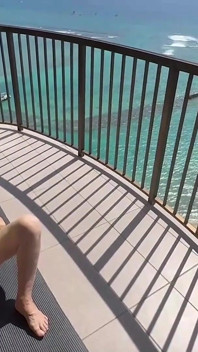 Tôi lăn thảm tập yoga của mình trên ban công khách sạn của mình và vui vẻ