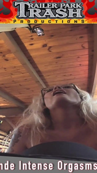 Une Petite Blonde Jouit Sur Une Énorme Bite Et Prend Une Éjac Géante Sur Son Visage