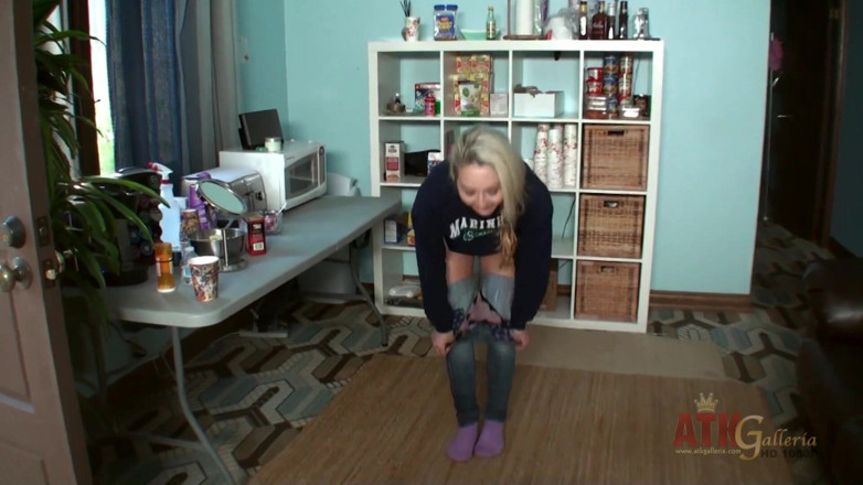 ATKIngdom Fans: Ashley Stone lors d'un tournage vidéo entre des scènes de...