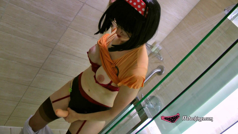 Stocking Videos: 快速、宽松和湿润 - 穿着紧身白色裤子的穿戴式假惊喜