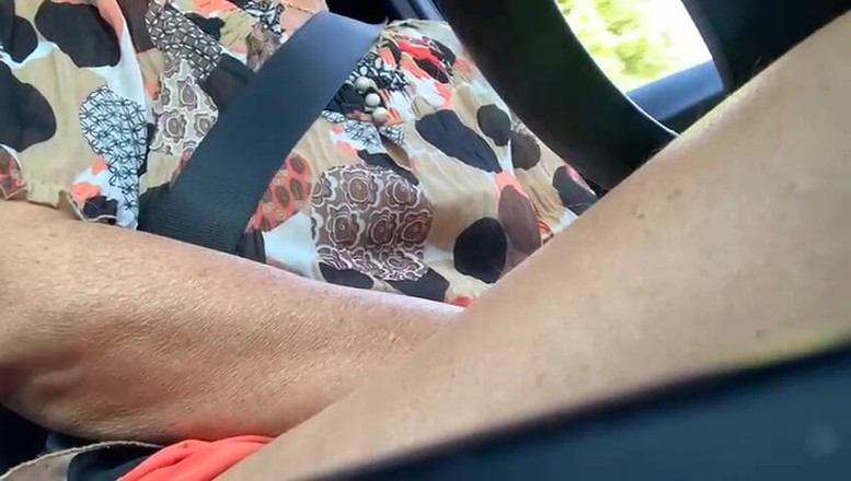 Step Mommy: Napalona dojrzała żona miga i ściera swoją mokrą cipkę w samochodzie w...