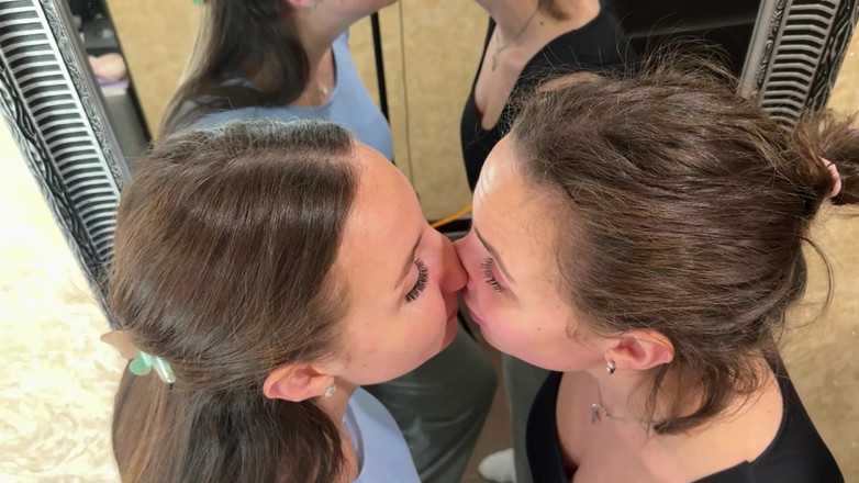 Hottie goddess: 쌍둥이 얼굴 코 충돌 입술 갈기