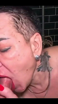 Madrastra y hijastro sexo salvaje con gran polla, anal duro en el baño