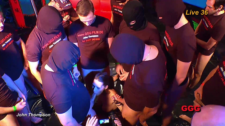 Gang Bang Germany: Ragazza Asiatica Si Fa Un Deepthroat All'aperto E Si Lascia...