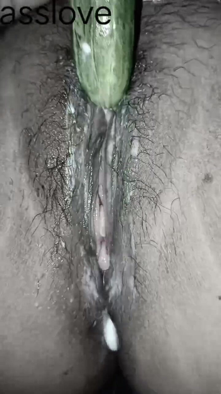 Asslove: Timun Dimasukkan Ke Dalam Pantat Kawan Wanita