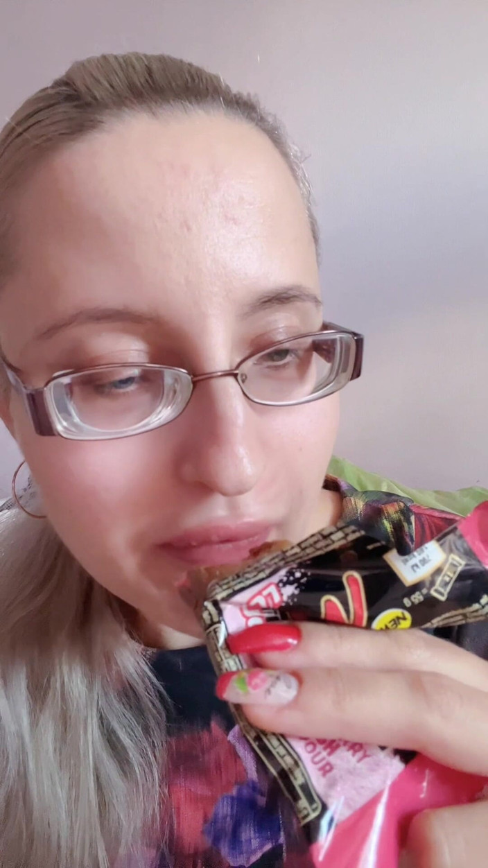 FinDom Goaldigger: Asmr mange une barre protéinée sans sucre
