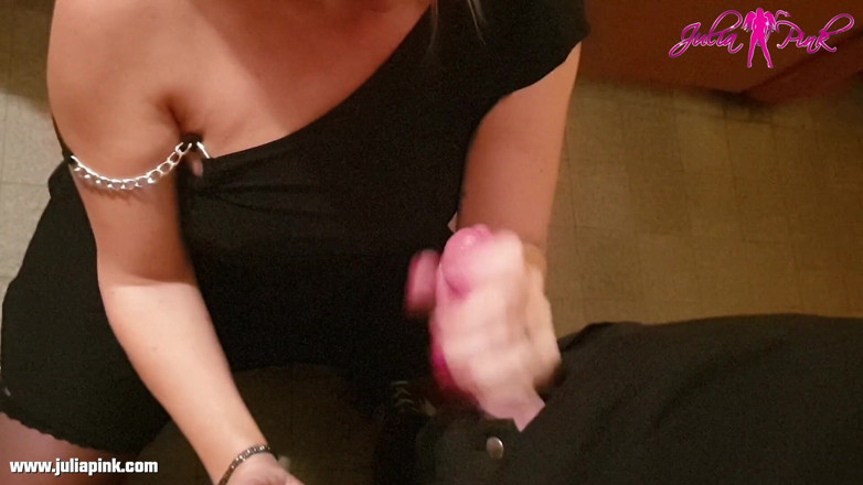 Julia Pink: De un portero follada