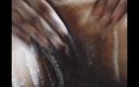 Desi Angel: Anjo no banheiro closeup mostrando buceta peluda closeup completo nu...